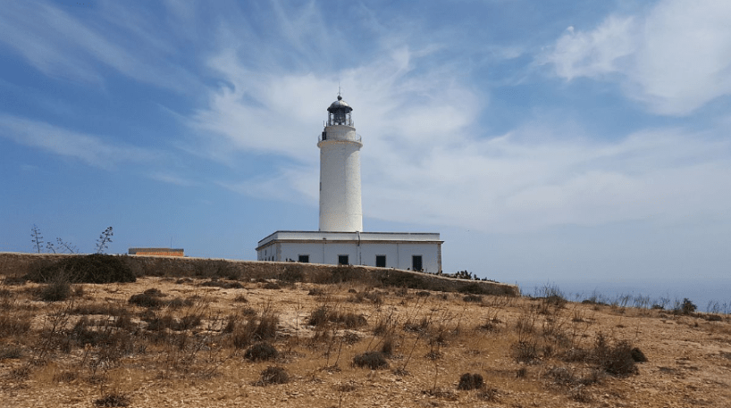 Visita il monumento a Jules Verne presso il Faro de la Mola